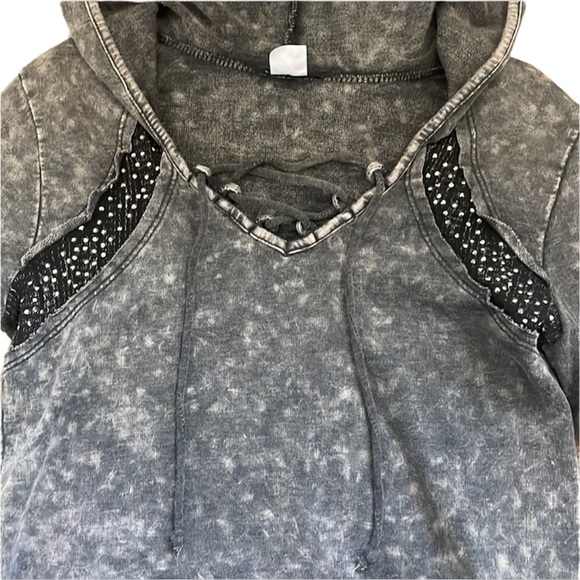 NWOT Fall sweatshirt with stylish rhinestones - Picture 4 of 7